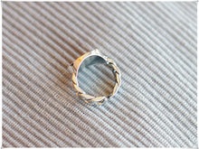 Load image into Gallery viewer, Black Charm Chain link Ring
